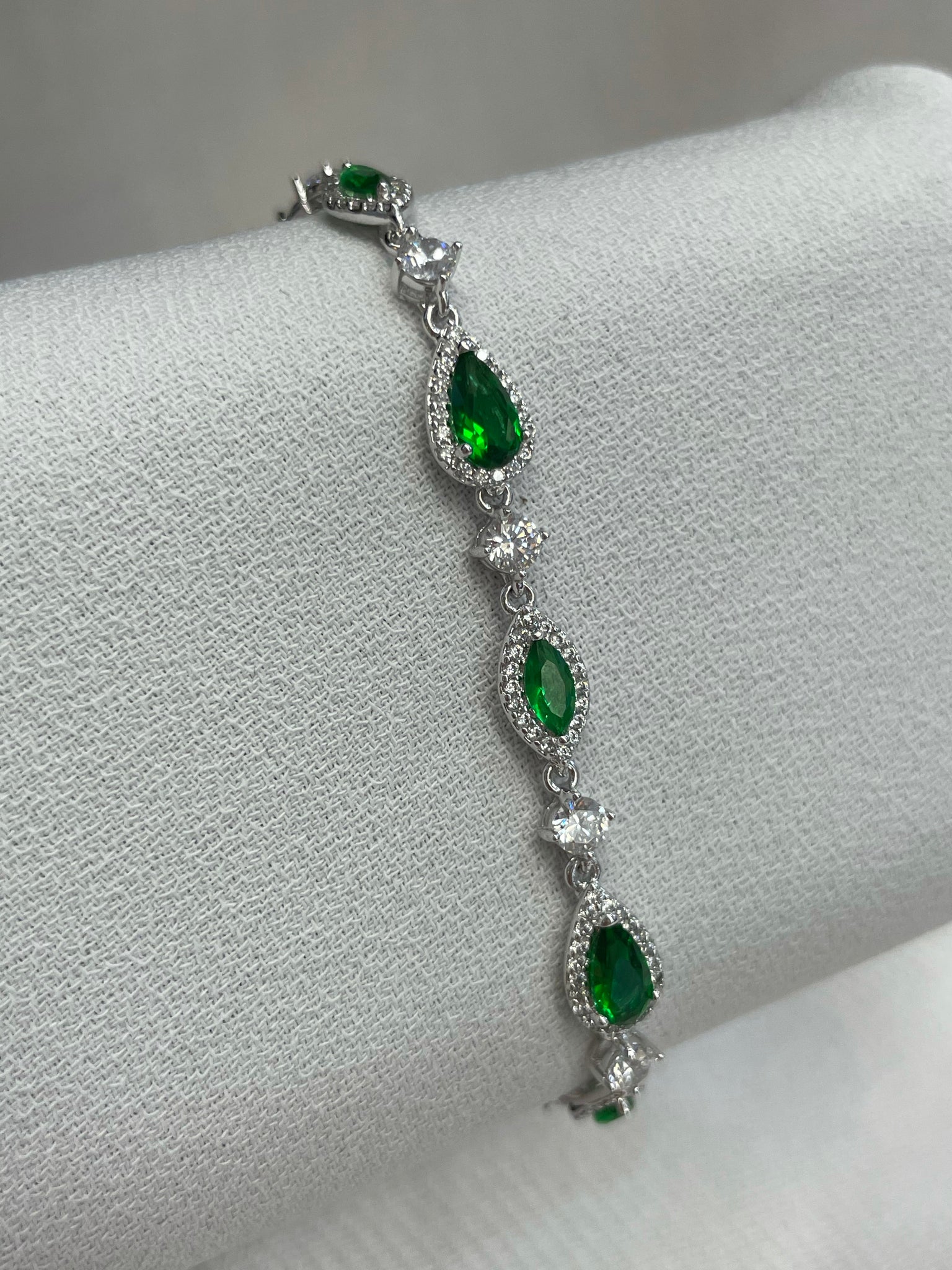 Starsgem Women Fashion Jewelry 925 Sterling Silver Bangle Emerald Bracelet  - China Bracelets and Charm Bracelets price | Made-in-China.com